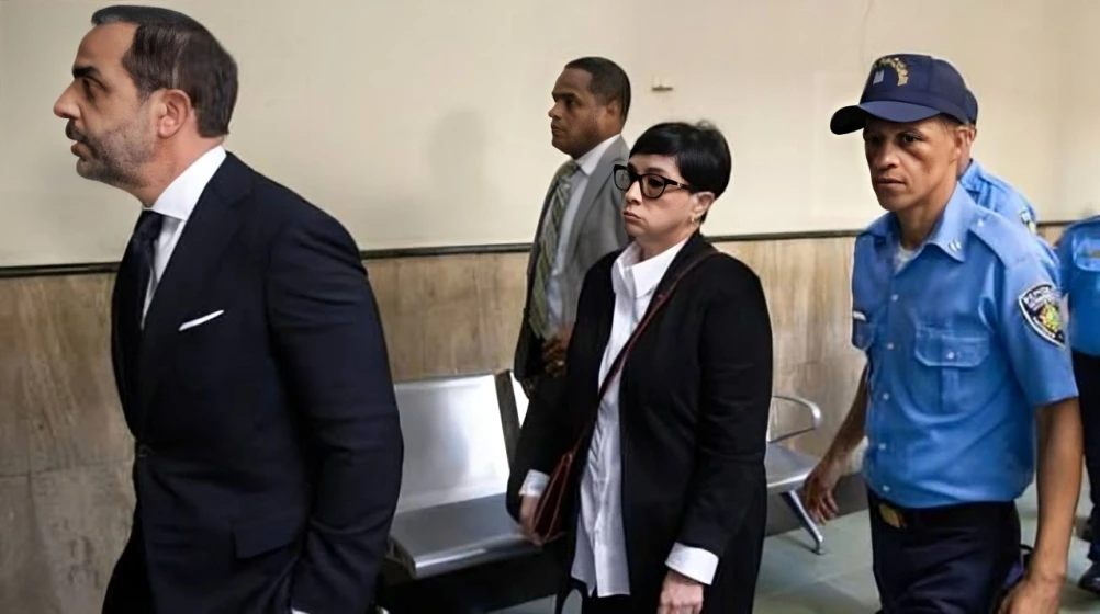 Hermanos espaillat caminando rumbo al tribunal