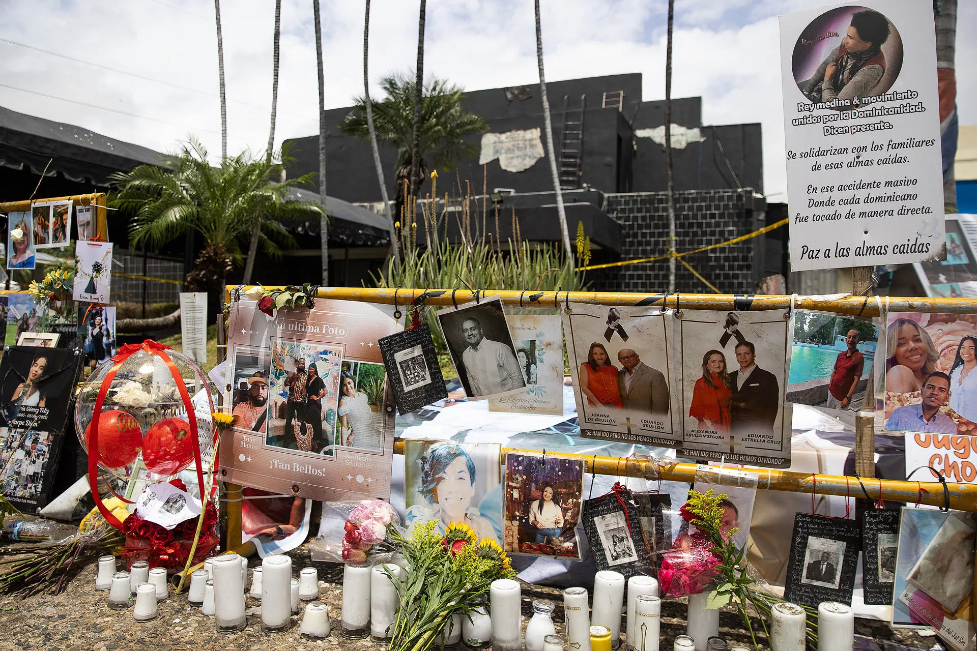 Altar con fotos y recuerdos de las victimas que hicieron en las cercanias del Jet Set