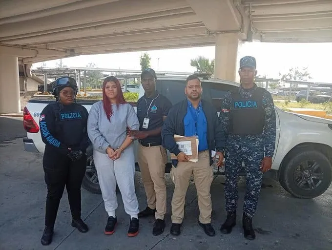 Raysa Corporán Guzmán, de 34 años, fue entrega a agentes de la Policía Nacional a su llegada al país. (FUENTE EXTERNA)