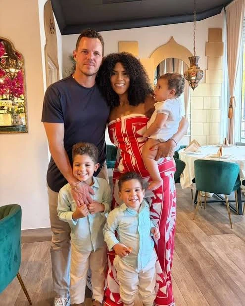 La comunicadora Francisca junto a su esposo e hijos