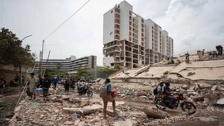Decena de edificios derrumbados en la Guaira
