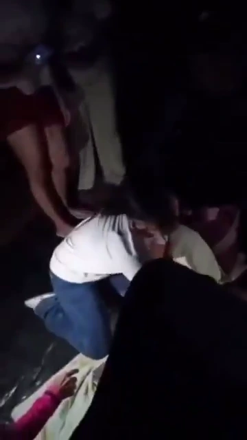 Voluntarios y personal sanitario ayudando a la mujer a dar a luz