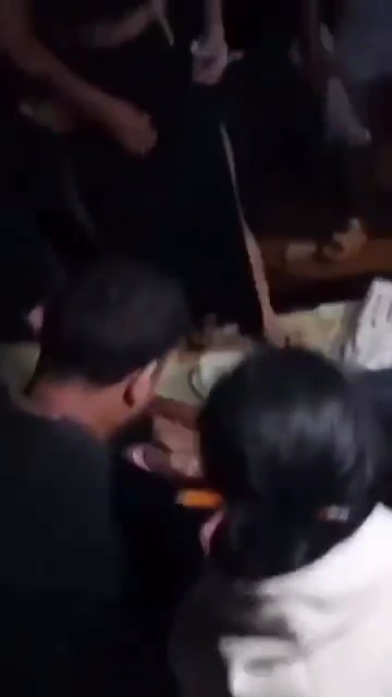 Voluntarios y personal sanitario ayudando a la mujer a dar a luz