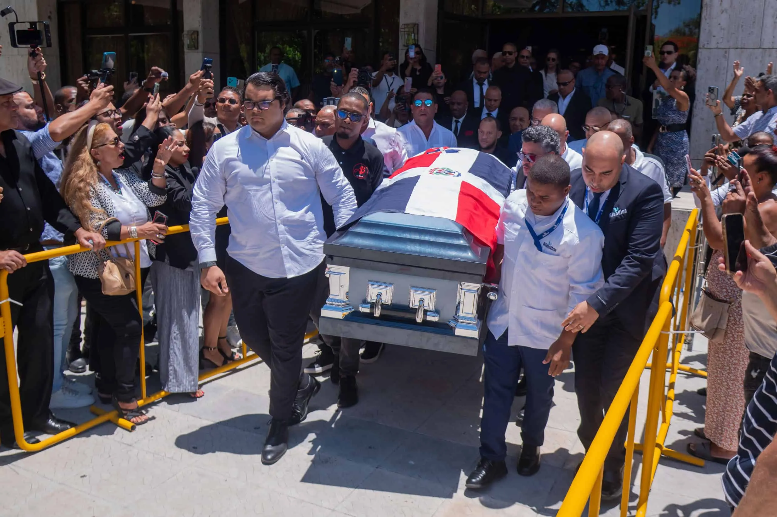Momento en el que trasladan el cuerpo de Alex Bueno