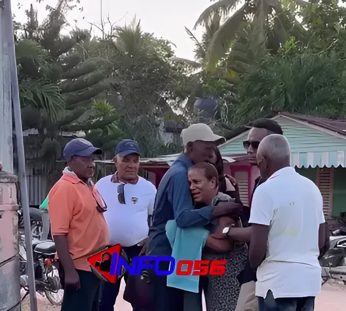Familiares de Rosa llegando a su vivienda para las honras fúnebres
