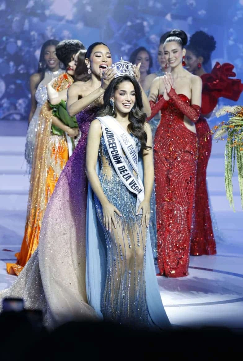 Miss República Dominicana Universo 2026, Jennifer Ventura corona a Melissa Núñez la noche del jueves 30 de julio en el Teatro Nacional.