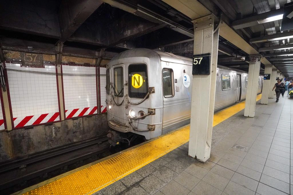 Una anciana fue empujada delante de un tren de metro en la estación de la calle 57 con la 7.ª Avenida.