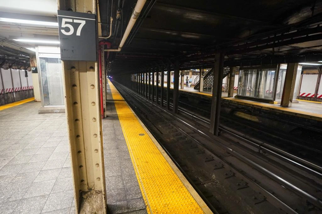 El incidente tuvo lugar en la estación de metro de la calle 57 con la 7.ª Avenida, en Midtown.