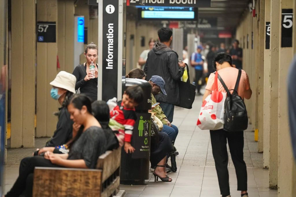Los viajeros esperan el tren en la estación de metro de la calle 57 con la 7.ª Avenida.