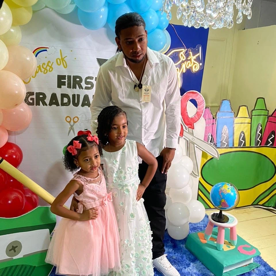 Yeison Navarro y sus hijas