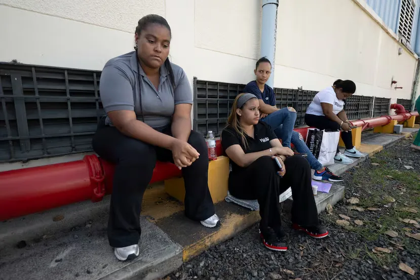 (De izq. a der.) Nuria y Nicole Cedeño, primas de Pablo Mota, esposo de Inocencia Rodríguez, esperan por noticias en el Centro de Detención Temporera de ICE e Guaynabo.