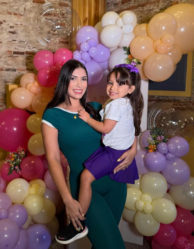 Bárbara Celeste Vivas Carvallo, de 31 años, y de su hija Lucía Teresa Sardinha Vivas