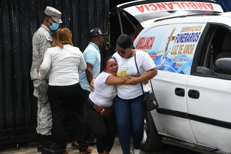 Marlenis Reyes reconoce el cadáver de Darlin Mercado Reyes, su hijo en el Inacif del cementerio Cristo Redentor.