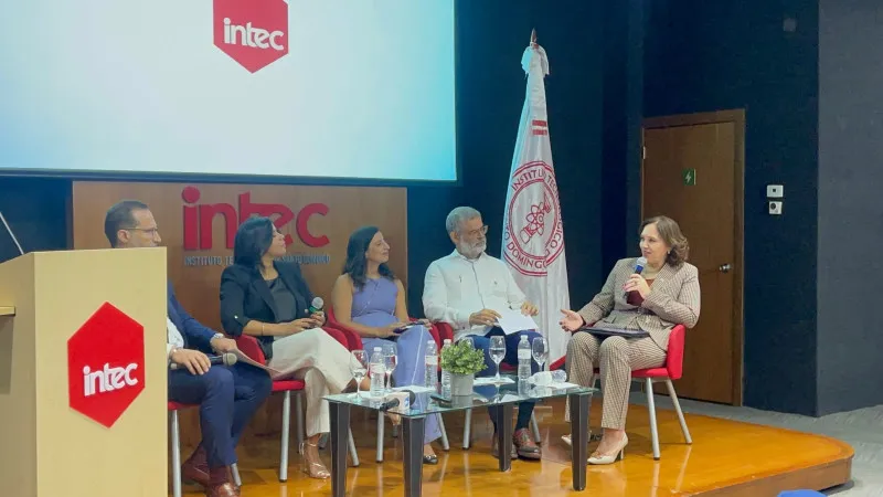 Especialistas en ingeniería sísmica y estructural durante el panel