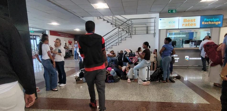 Delegación infantil del Club Calero queda varada en AILA tras cancelación de vuelo de JetBlue