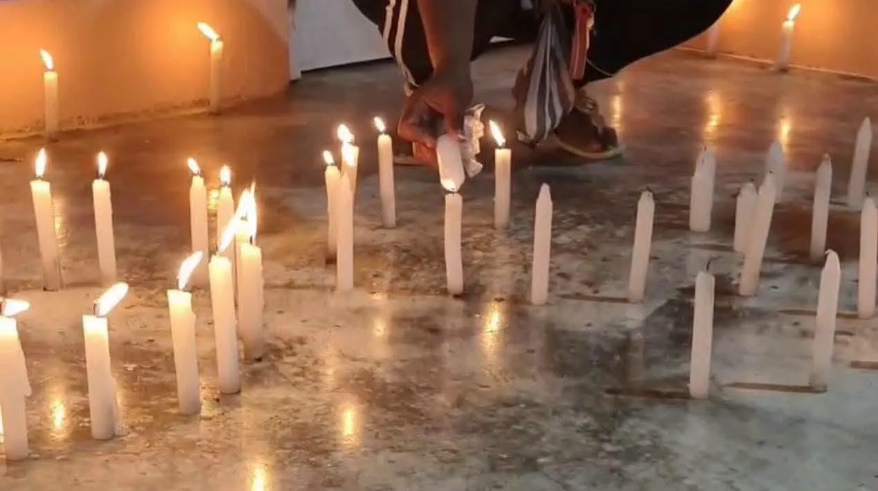 Encendido de velas en la vivienda de la señora Rosa Marte