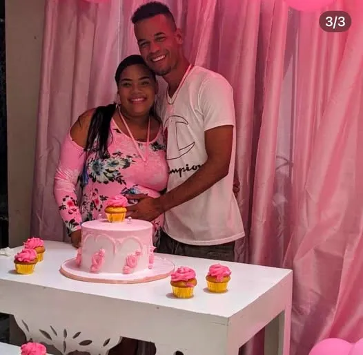 Mujer junto a su pareja (victimario)