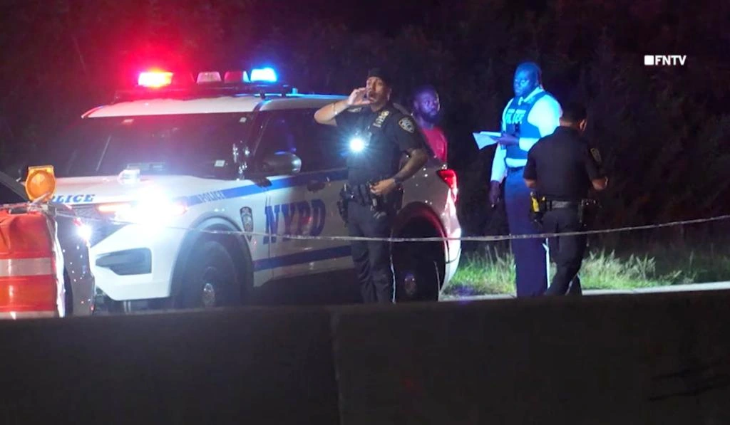 La policía informó que el conductor que mató a golpes a Crisanie Dockery con un bate huyó del lugar y se encuentra prófugo.