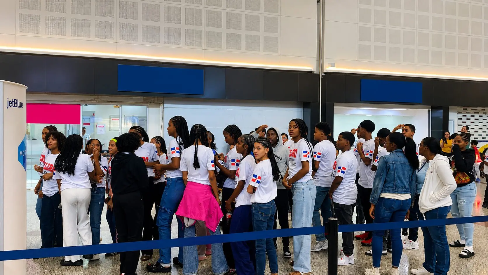 Delegación infantil del Club Calero queda varada en AILA tras cancelación de vuelo de JetBlue