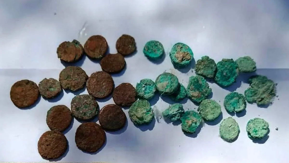 Durante la excavación se descubrió una colección de monedas con emperadores bizantinos, símbolos cristianos e inscripciones en latín. (Ministerio de Turismo y Antigüedades de Egipto vía Facebook; Dea Picture Library/De Agostini vía Getty Images)