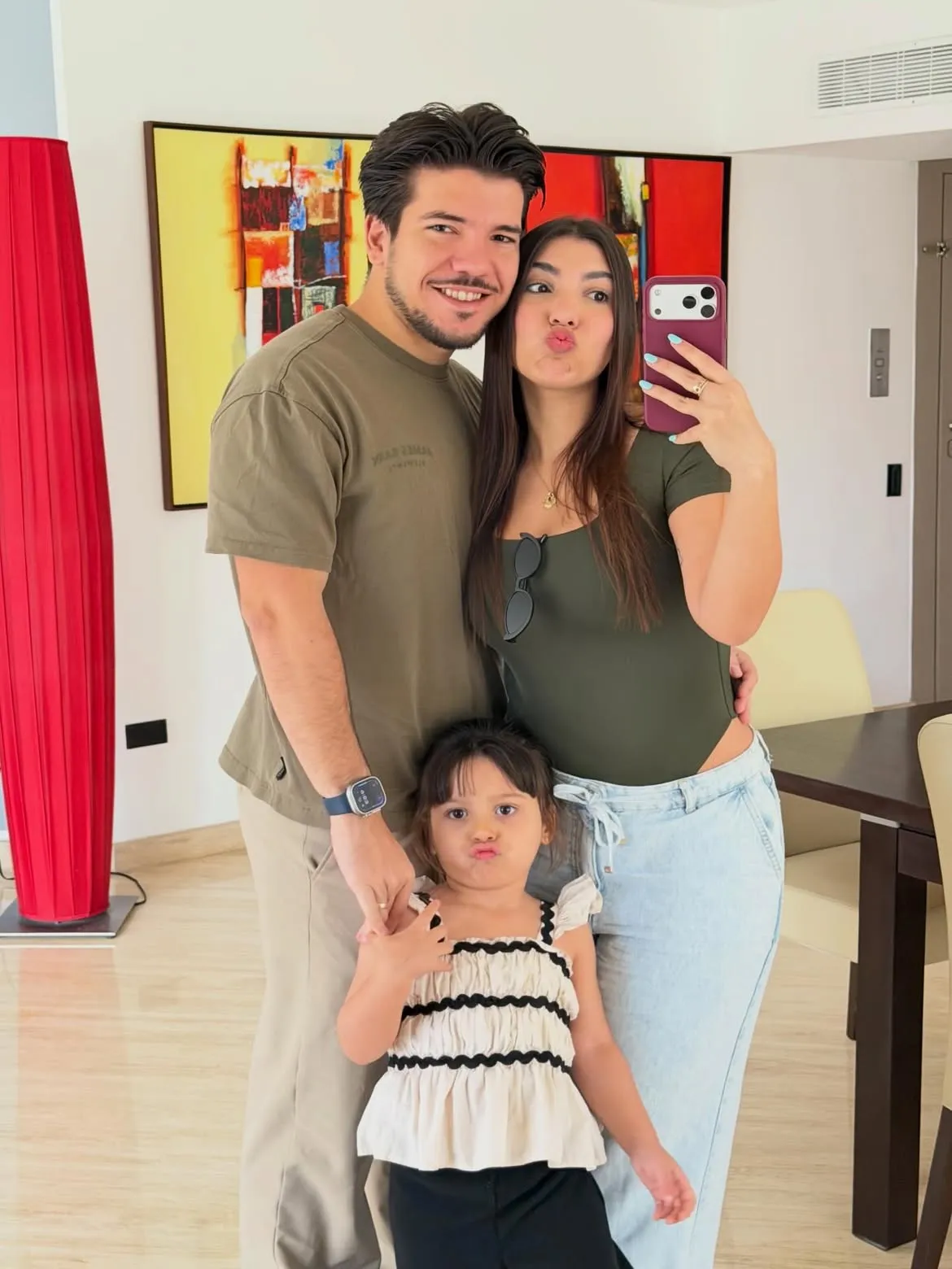 Bárbara Celeste su hija Lucía Teresa Sardinha Vivas y su novio y padre de la niña Víctor Sardinha