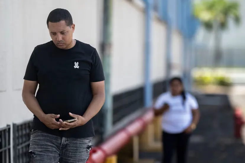 Pablo Mota, pareja y padre de la hija de Inocencia Rodríguez, mujer inmigrante de nacionalidad dominicana detenida el pasado viernes 10 de julio mientras iba a trabajar. La mujer tenía formularios de USCIS aprobados.