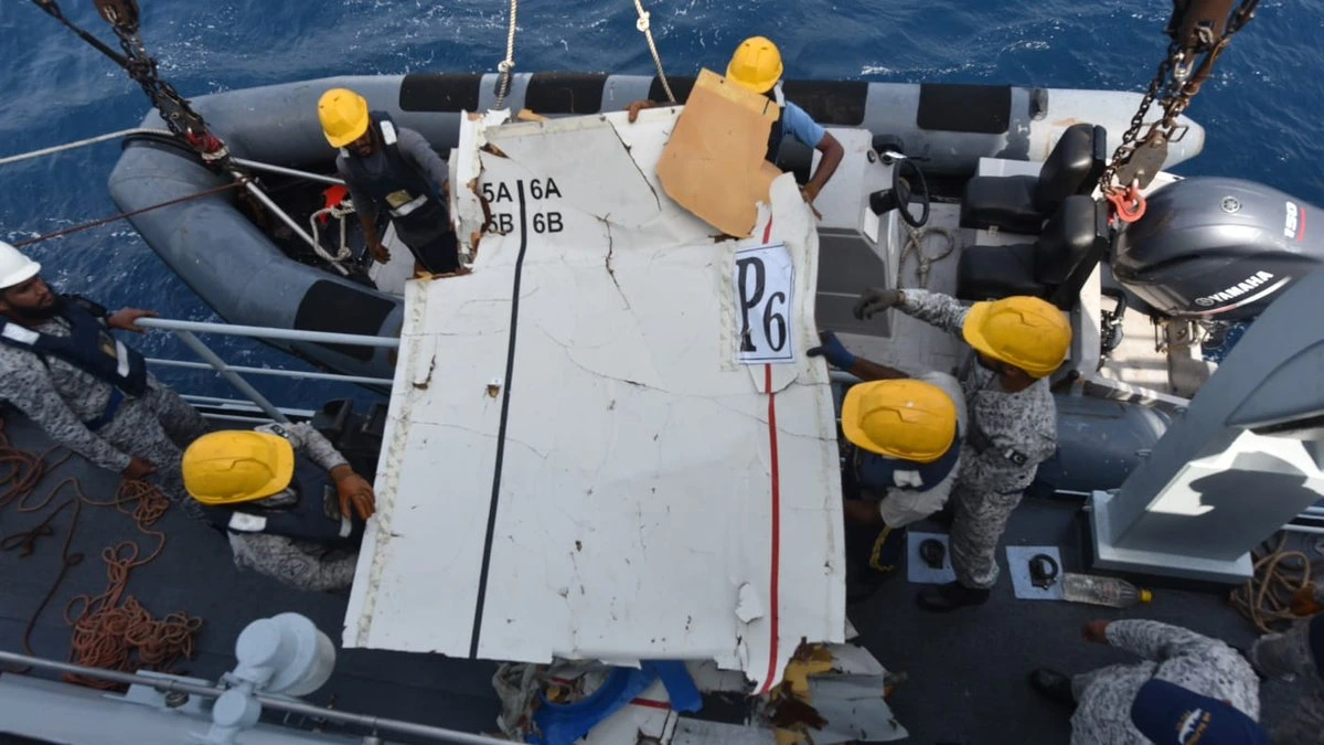 Los organismos de busqueda tras 12 horas de operaciones de búsqueda y rescate en alta mar, han localizado e identificado con éxito los restos del avión de carga B737 de K2 Airways, que fue declarado desaparecido anoche. Los restos se recuperaron a 53 millas náuticas al sur de ORMARA.