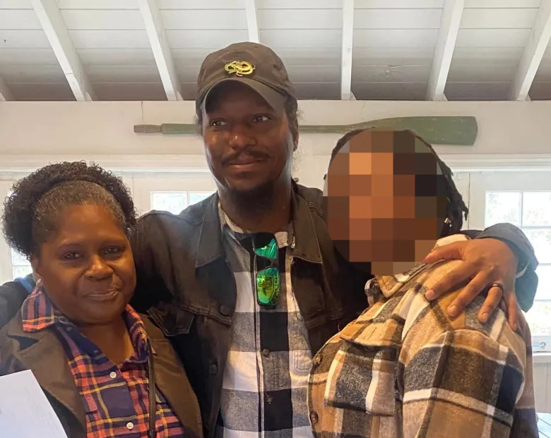 Agentes de la policía de Nueva York efectuaron proyectiles e hirieron al sospechoso Keegan Thompson (centro) en una casa de Queens, en Ocean Crest Blvd., cerca de Hartman Ln., en Far Rockaway, donde dos familiares del sospechoso, incluida su madre (izquierda), fueron encontrados sin signos y se inició un incendio el sábado 25 de julio de 2026. (Obtenido por Daily News)