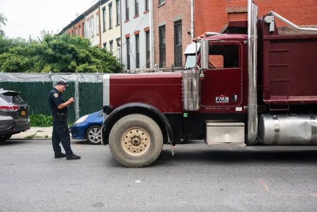 La policía investiga un percance que involucró a un camión y un scooter eléctrico en Pacific St. y Avenida Franklin. en Brooklyn el martes. (Gardiner Anderson / Noticias diarias de Nueva York)
