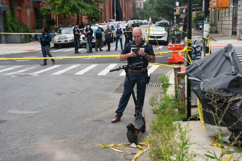La policía investiga un percance que involucró a un camión y un scooter eléctrico en Pacific St. y Avenida Franklin. en Brooklyn el martes. (Gardiner Anderson / Noticias diarias de Nueva York)