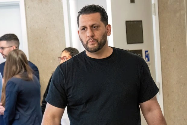 Theodore Paloumbas, esposo de María Paz Peñaloza Cabrera, aparece en la fotografía tomada en el Tribunal Supremo de Queens