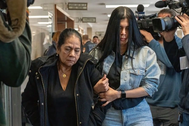 La madre de María Paz Peñaloza Cabrera, Gladys Cabrera (izquierda), y su hermana aparecen en la fotografía tomada en el Tribunal Supremo de Queens tras la comparecencia de Felipe Hoyos Foronda ante el juez
