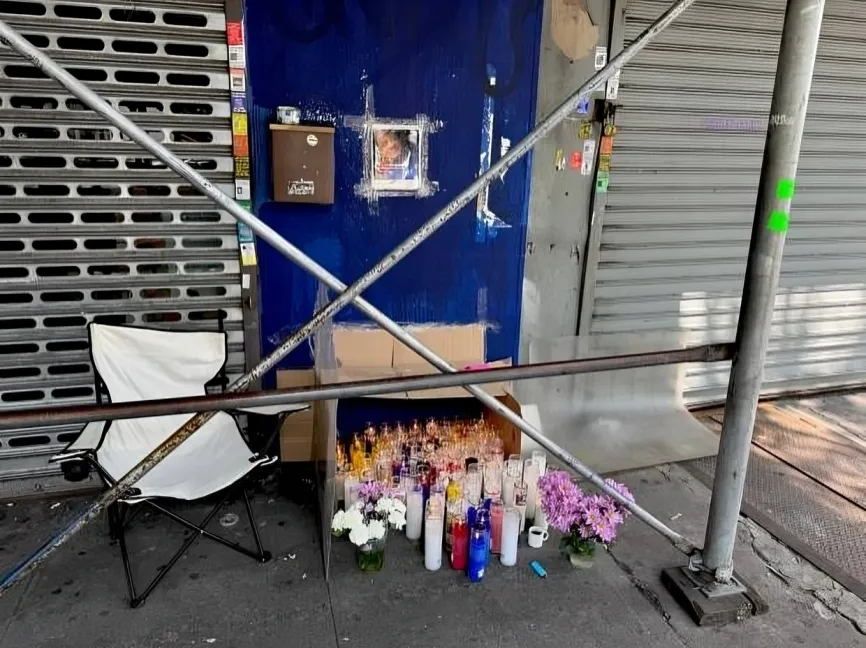 Un memorial en honor a Leonardo Sánchez cerca de la casa de la familia de la víctima en Hamilton Heights.
