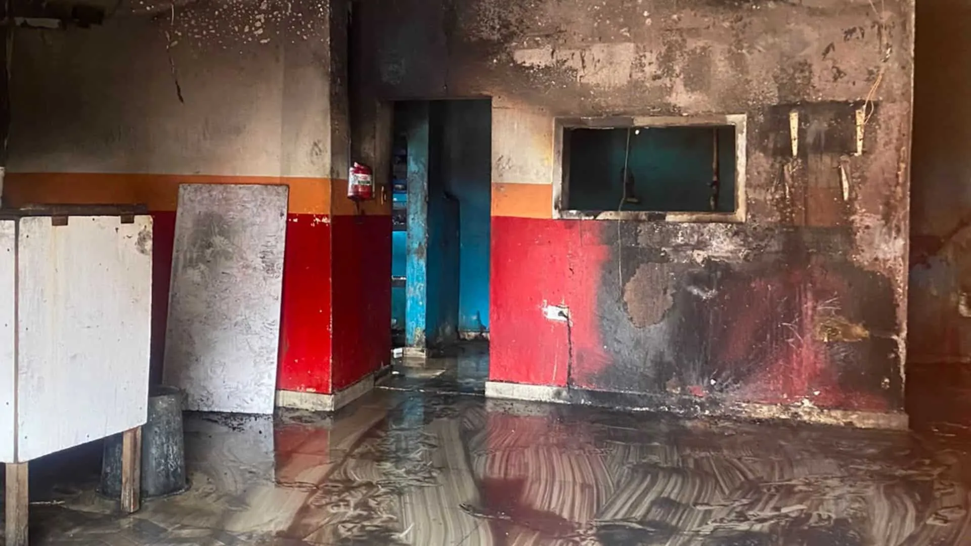 El interior de la cafetería muestra los daños ocasionados por el incendio registrado luego de la detonación de un cilindro de gas en Los Guaricanos. (FUENTE EXTERNA)