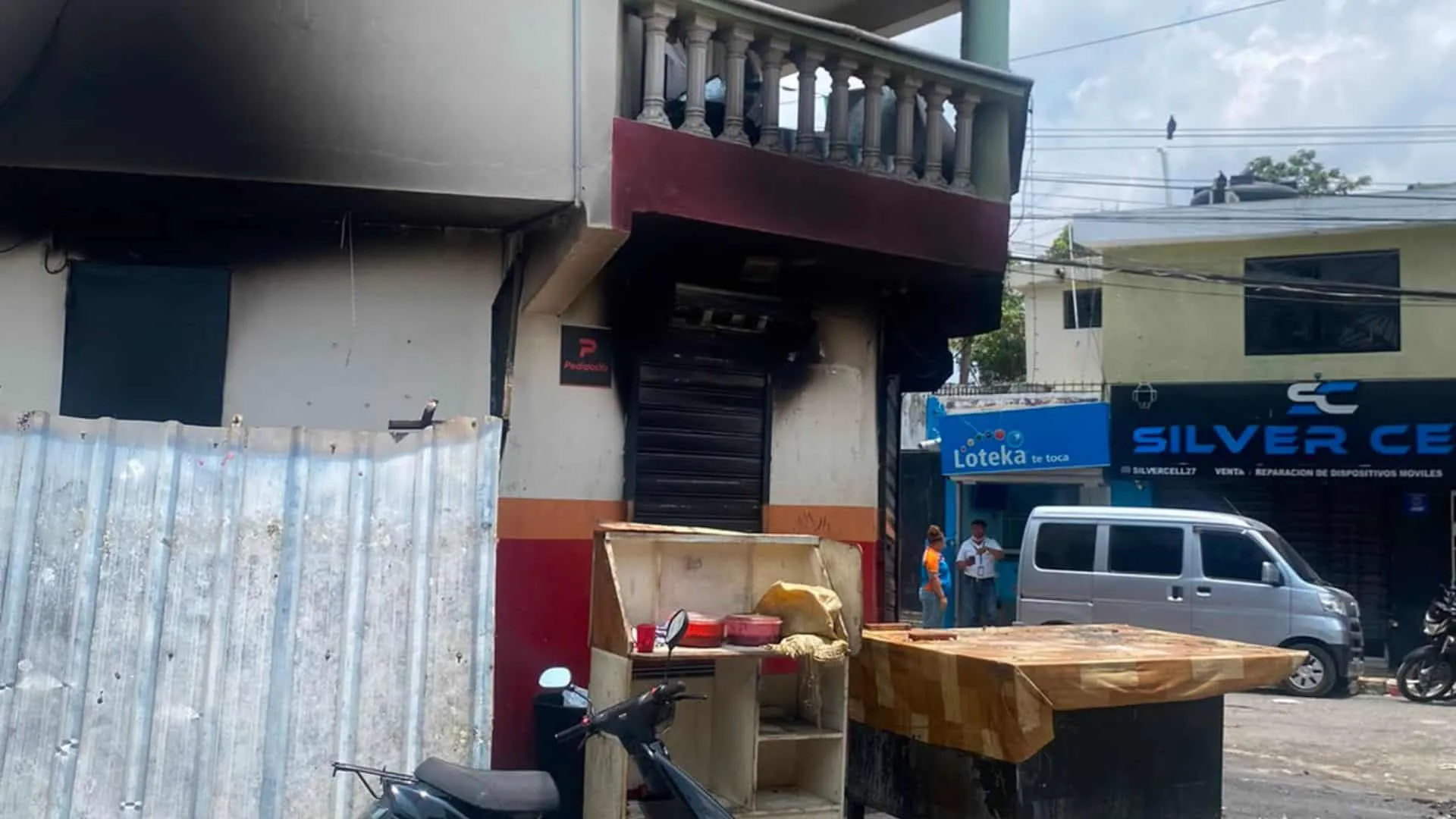 Daños materiales quedaron en el establecimiento afectado por el incendio registrado tras la detonación de un cilindro de gas. 