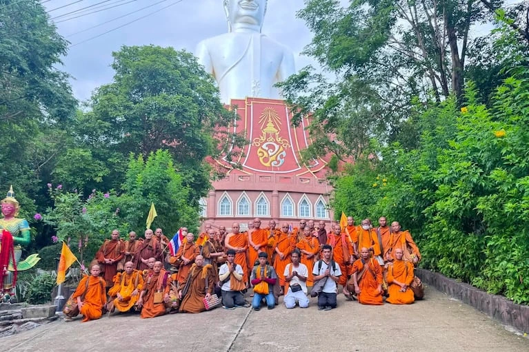 Esta imagen publicada por el templo Phu Manorom muestra a un grupo de monjes budistas posando para una foto en el templo de Phu Manorom en la provincia de Mukdahan, Tailandia, el jueve 2 de julio de 2026 (Templo de Phu Manorom via AP)