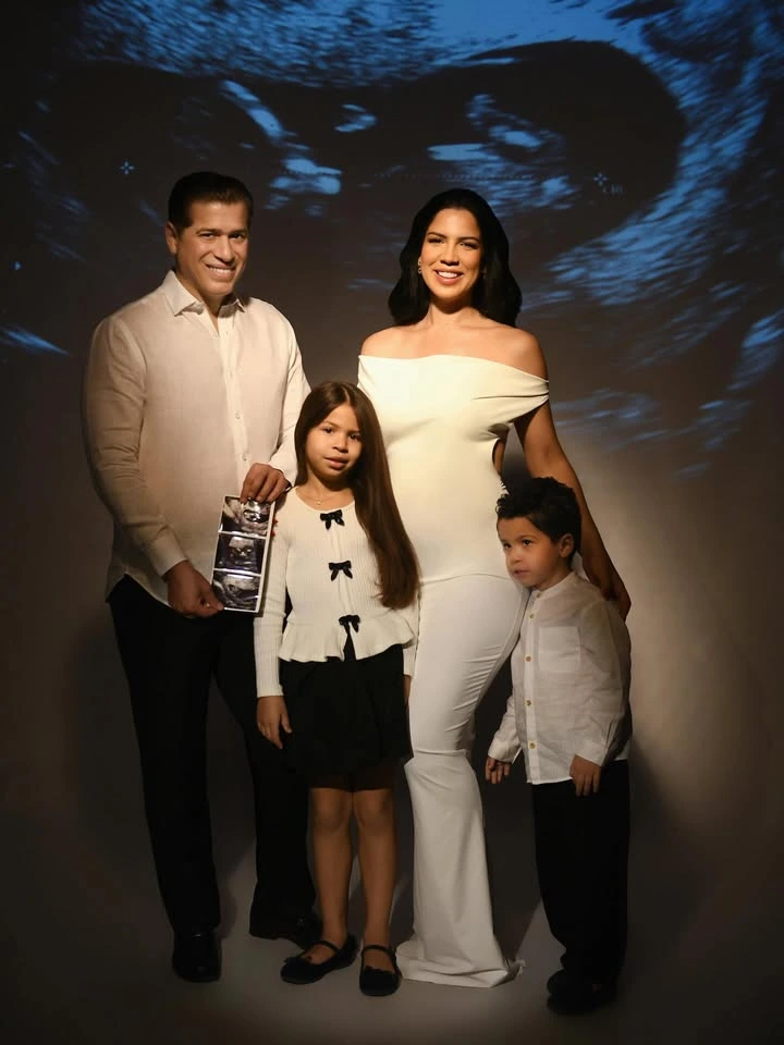 Comunicadora Yubelkis Peralta junsto a su familia