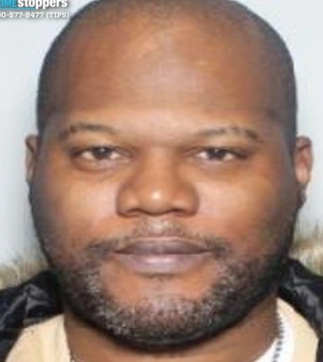 La policía de Nueva York busca a Stephen Charles, de 42 años, en relación con varios casos de abuso sexual en el Bronx. (Crédito: NYPD)