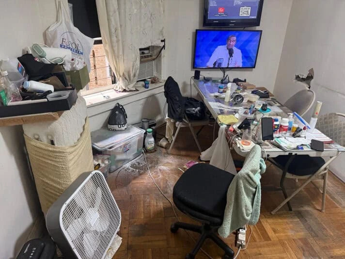 (PAQUETES DE PRESUNTAS SUSTANCIAS ILICITAS RECUPERADAS DEL APARTAMENTO 3J EN 2075 MORRIS AVENUE, UN EDIFICIO RESIDENCIAL DE 5 PISOS EN EL BARRIO DE FORDHAM HEIGHTS DEL BRONX, EL LUNES 13 DE JULIO DE 2026,