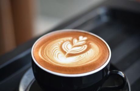 Taza de café sobre una mesa