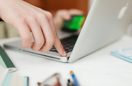 Manos usando una computadora y una tarjeta para una operación en línea