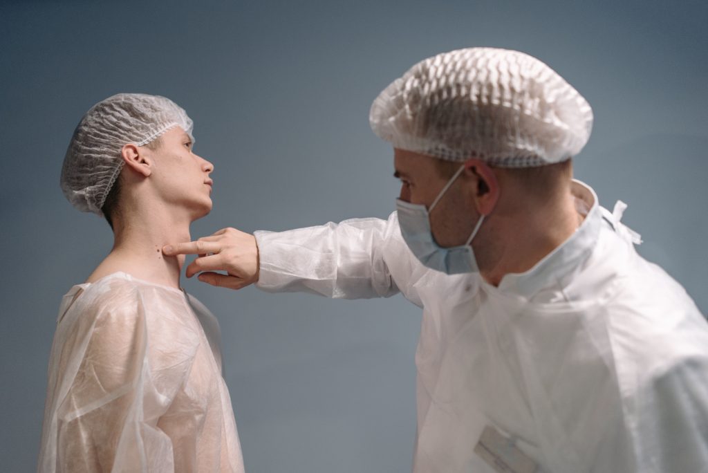 Médico realizando una evaluación clínica