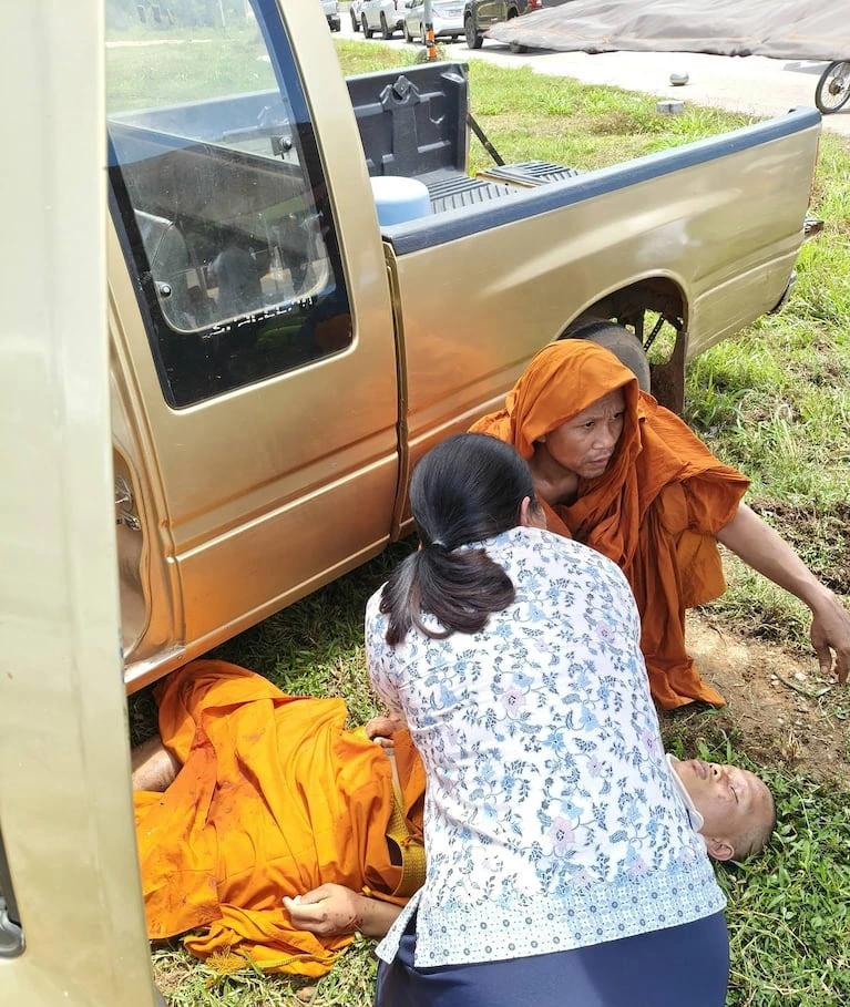 Una enfermera asiste a uno de los monjes heridos en el incidente de tránsito. Foto: AFP/Parichat Kochakueng).