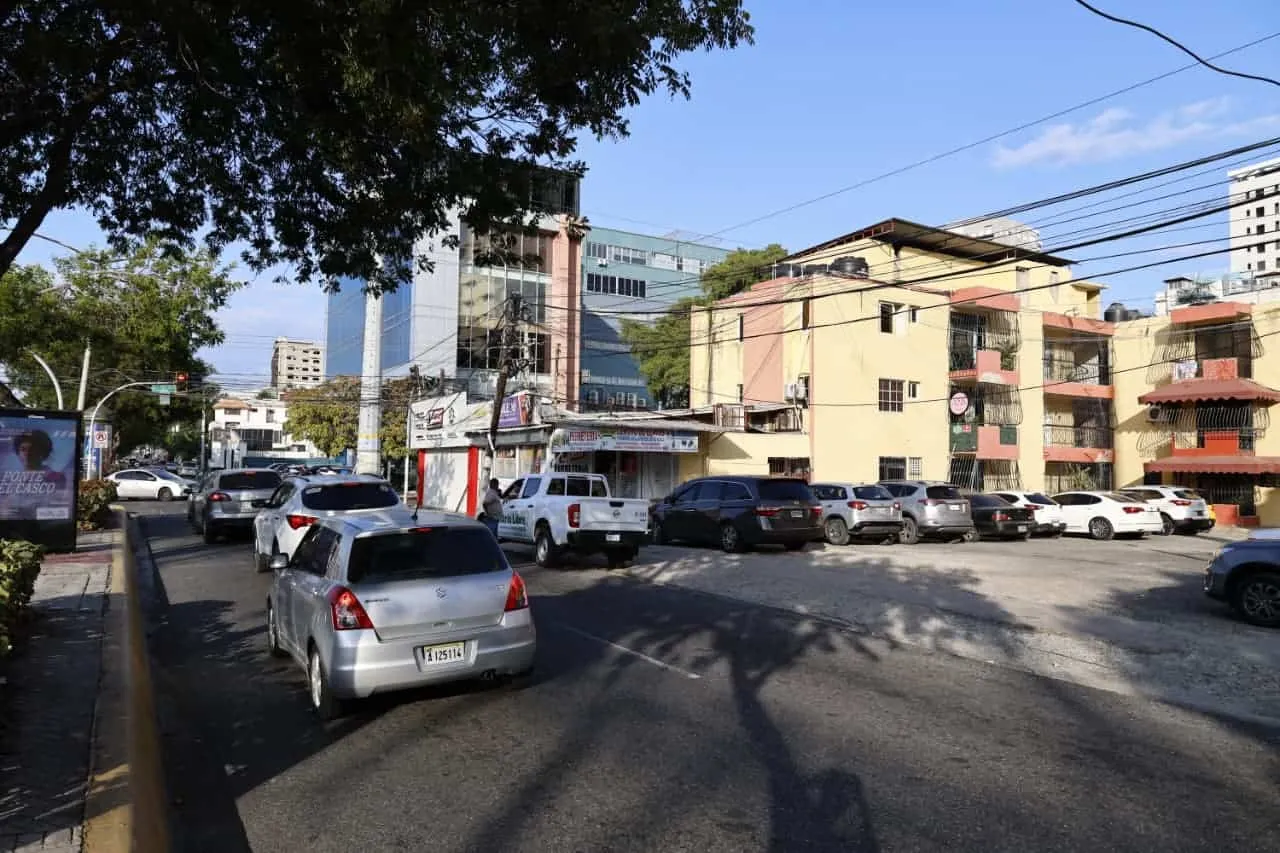 Vista del edificio de apartamentos donde fueron hallados muertos una señora y su hijo la tarde del martes 21 de julio del 2026. (DIARIO LIBRE/ SAMIL MATEO)
