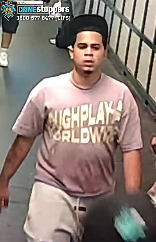 Según la policía, uno de los sospechosos fue quien presuntamente afectó con un objeto cortante a Rodríguez cuando este intentó impedir que afectaran en grupo a un anciano en una plataforma del metro de Queens.