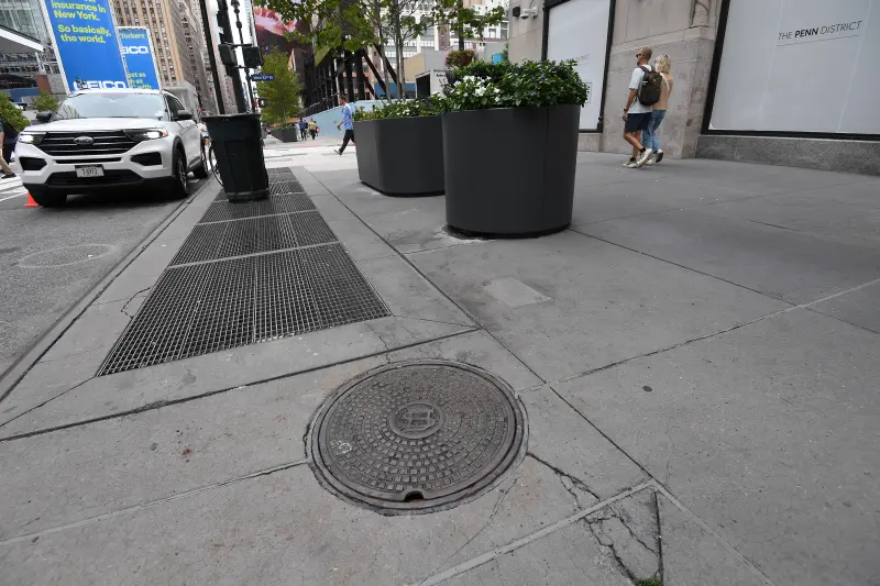Esta es la tapa de alcantarilla de donde salieron tres hombres el 18 de agosto.