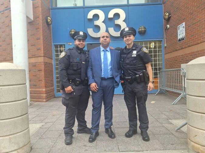 A la izquierda, Justin con un año y medio de servicio en NYPD. En el centro un padre ufano de su legado familiar y a la derecha un joven oficial que se graduó hace un par de meses. (Foto: Fernando Martínez – Impremedia)
