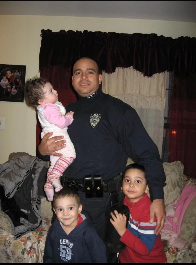 El exoficial neoyorquino, Gilberto Camilo con sus tres pequeños. Todo indica que su hijo menor de 14 años también tomará el rumbo de la Academia de Policía de NYC. (Foto: Cortesía Familia Camilo)
