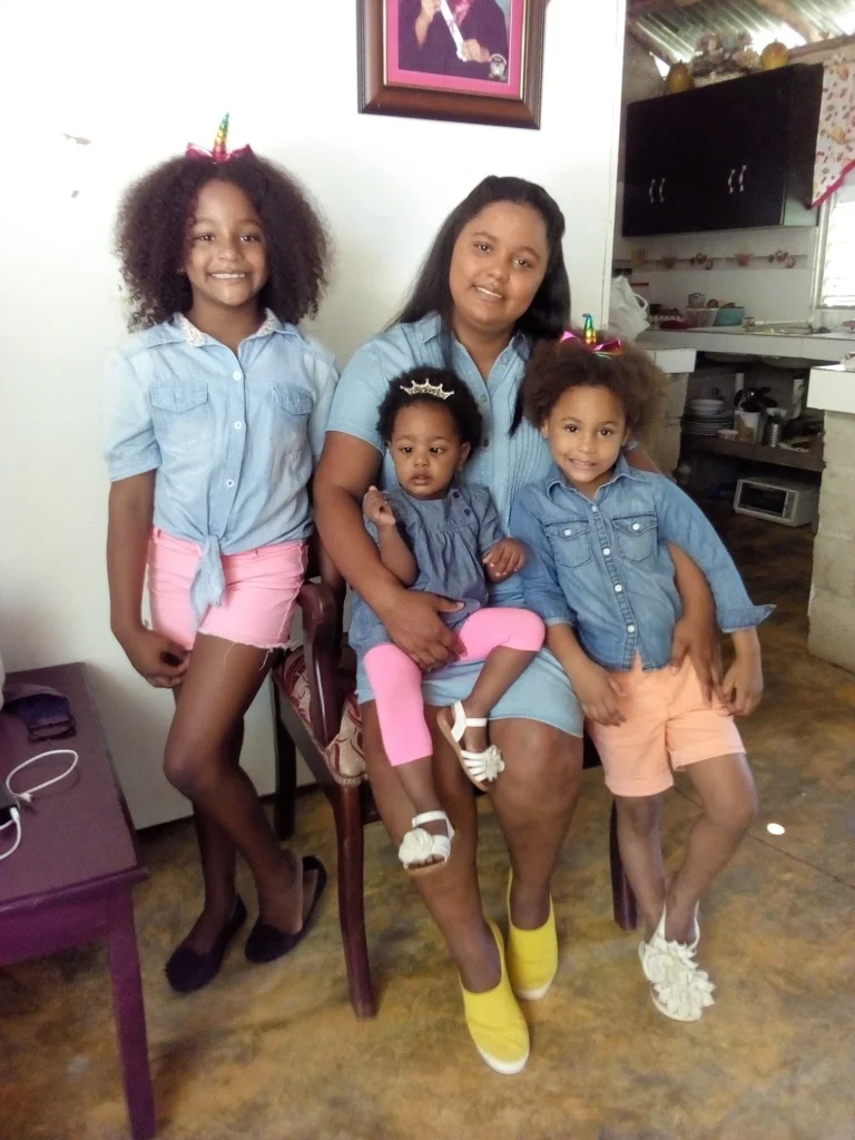 Nalleli Cabrera y sus hijas