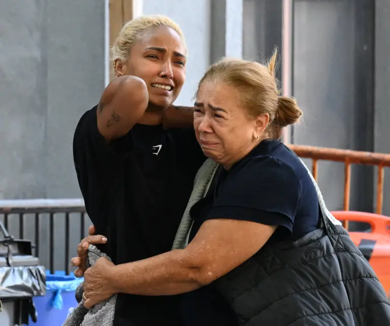 Familiares y amigos, conmovidos hasta las lágrimas, se congregaron en el lugar del incidente.